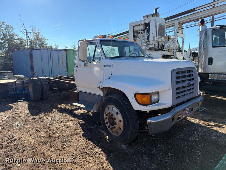 image for item DV8687 1998 Ford F800 truck cab and chassis