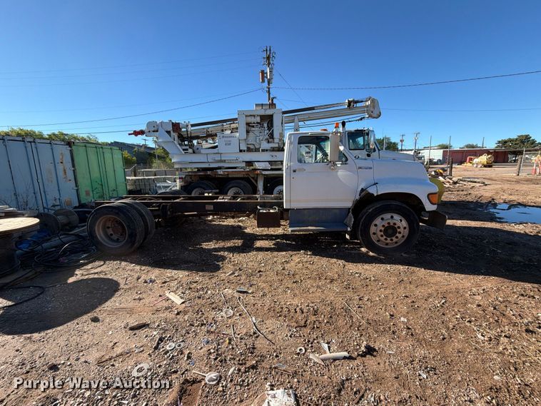 image for item DV8687 1998 Ford F800 truck cab and chassis