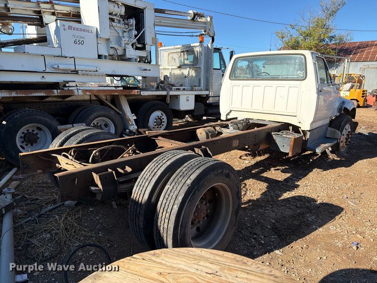 image for item DV8687 1998 Ford F800 truck cab and chassis
