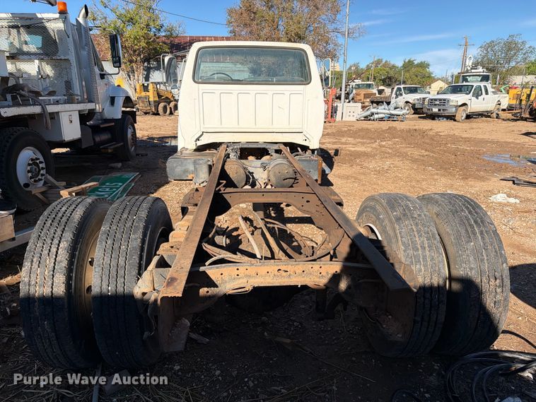 image for item DV8687 1998 Ford F800 truck cab and chassis