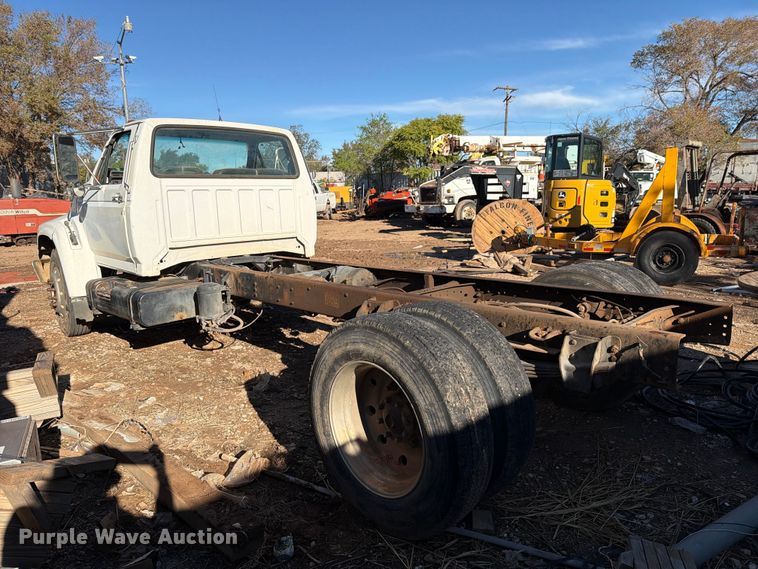 image for item DV8687 1998 Ford F800 truck cab and chassis