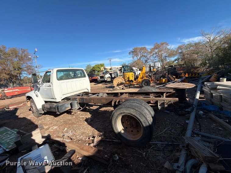 image for item DV8687 1998 Ford F800 truck cab and chassis