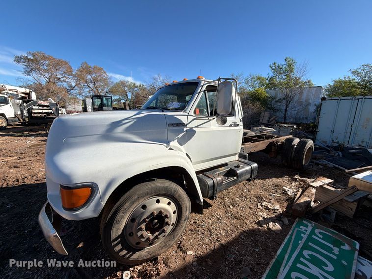 image for item DV8687 1998 Ford F800 truck cab and chassis