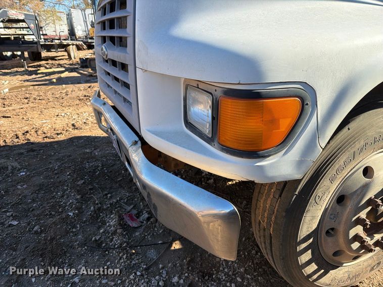 image for item DV8687 1998 Ford F800 truck cab and chassis