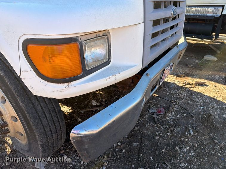 image for item DV8687 1998 Ford F800 truck cab and chassis