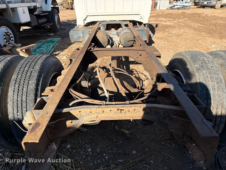 image for item DV8687 1998 Ford F800 truck cab and chassis