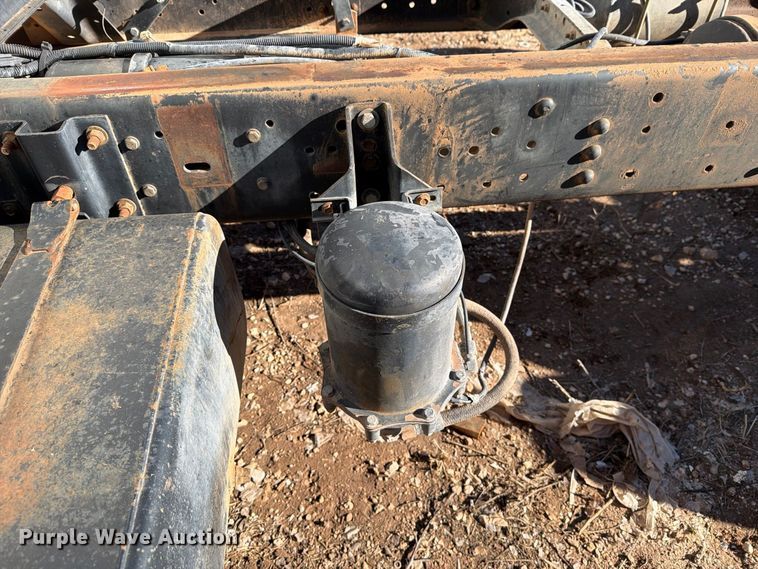 image for item DV8687 1998 Ford F800 truck cab and chassis