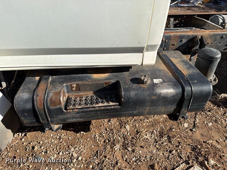 image for item DV8687 1998 Ford F800 truck cab and chassis