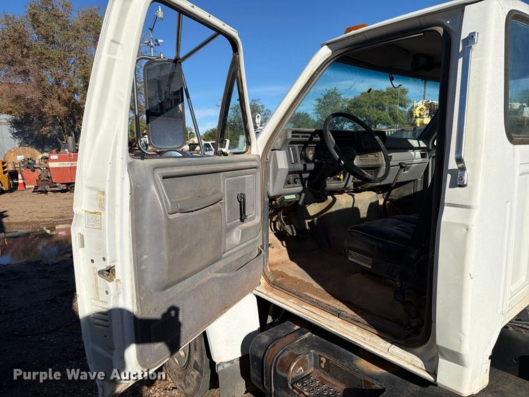 image for item DV8687 1998 Ford F800 truck cab and chassis