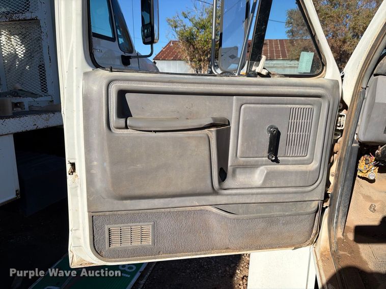 image for item DV8687 1998 Ford F800 truck cab and chassis