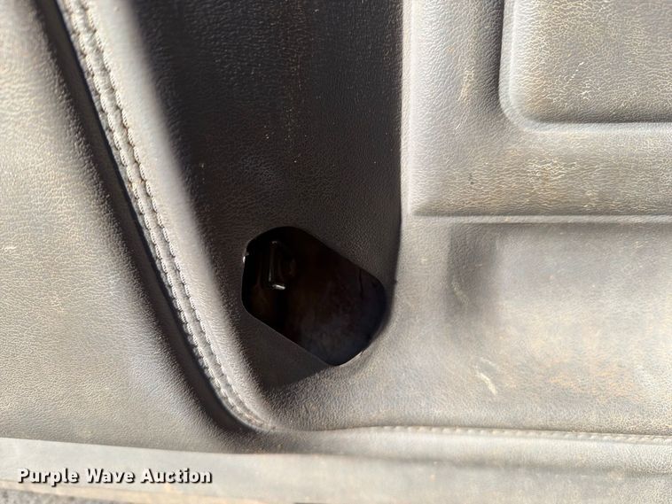 image for item DV8687 1998 Ford F800 truck cab and chassis