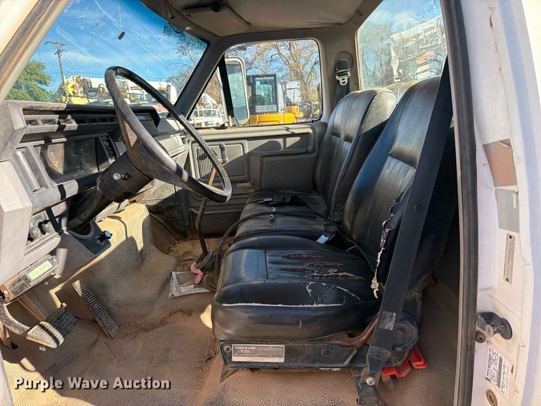 image for item DV8687 1998 Ford F800 truck cab and chassis