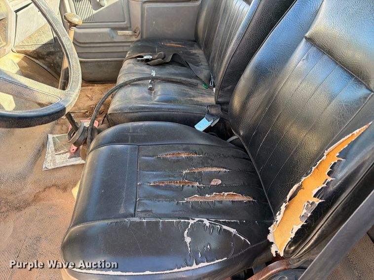 image for item DV8687 1998 Ford F800 truck cab and chassis