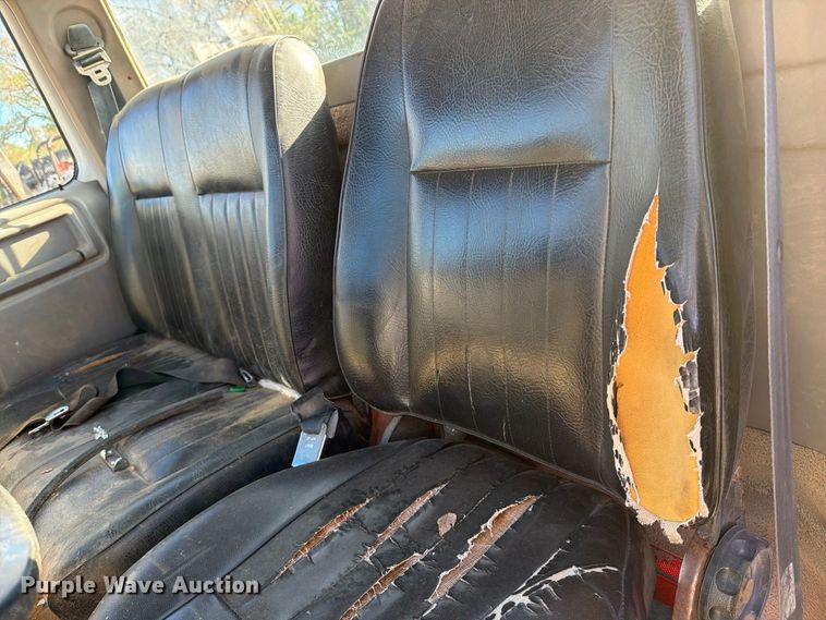 image for item DV8687 1998 Ford F800 truck cab and chassis