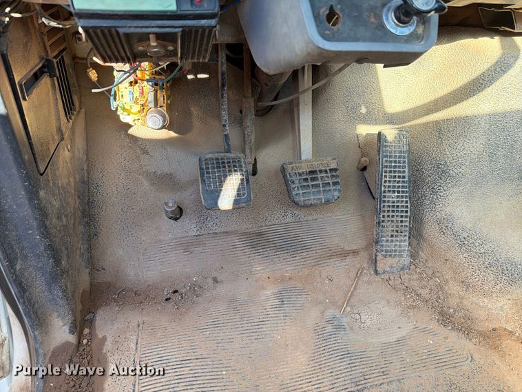 image for item DV8687 1998 Ford F800 truck cab and chassis