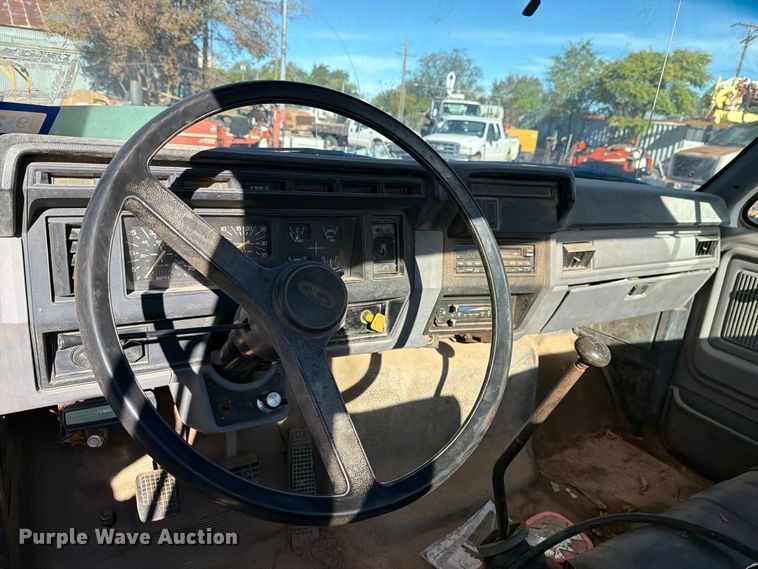 image for item DV8687 1998 Ford F800 truck cab and chassis