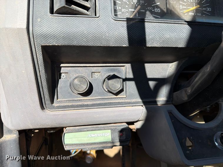 image for item DV8687 1998 Ford F800 truck cab and chassis