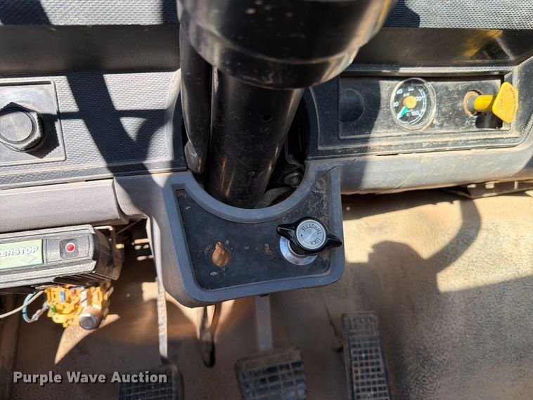 image for item DV8687 1998 Ford F800 truck cab and chassis