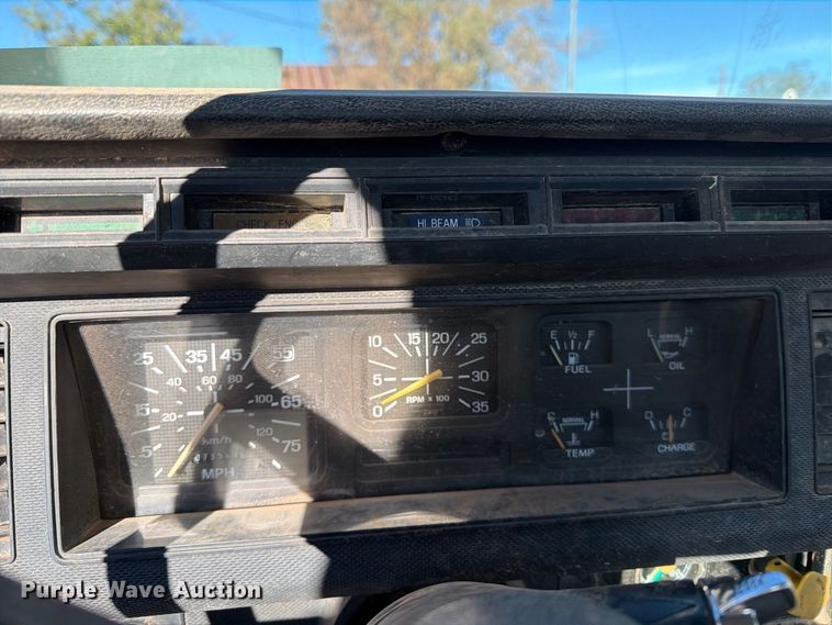 image for item DV8687 1998 Ford F800 truck cab and chassis
