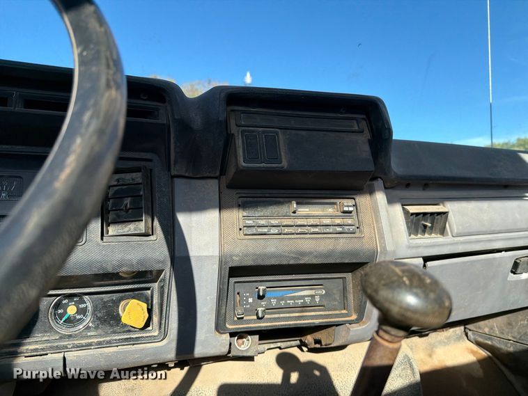 image for item DV8687 1998 Ford F800 truck cab and chassis
