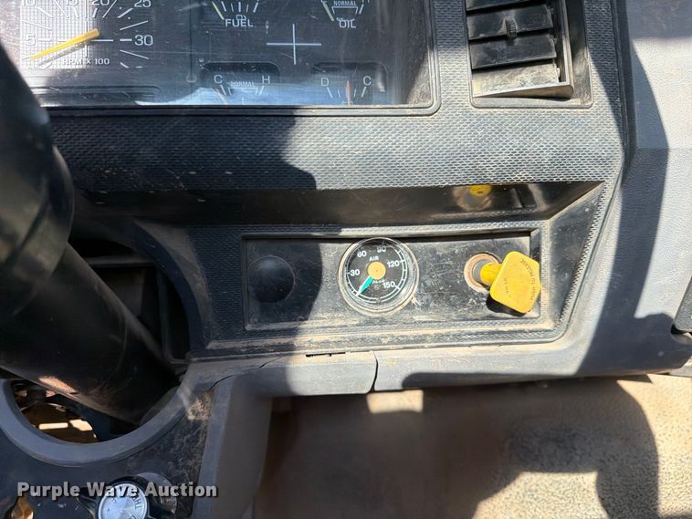 image for item DV8687 1998 Ford F800 truck cab and chassis