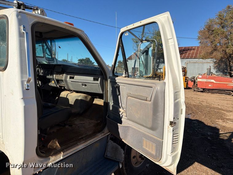 image for item DV8687 1998 Ford F800 truck cab and chassis