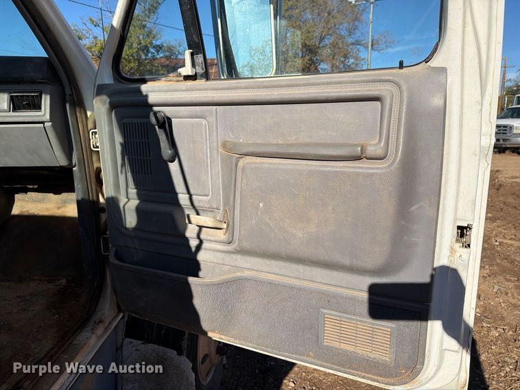 image for item DV8687 1998 Ford F800 truck cab and chassis