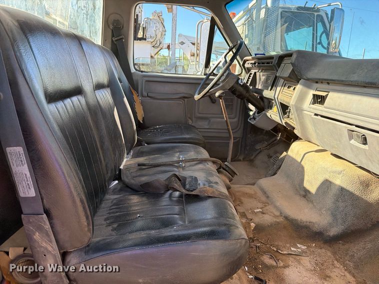 image for item DV8687 1998 Ford F800 truck cab and chassis