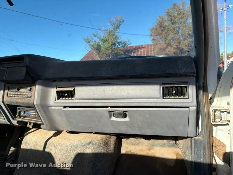 image for item DV8687 1998 Ford F800 truck cab and chassis