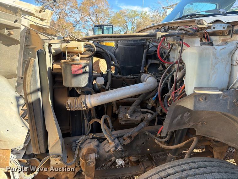 image for item DV8687 1998 Ford F800 truck cab and chassis