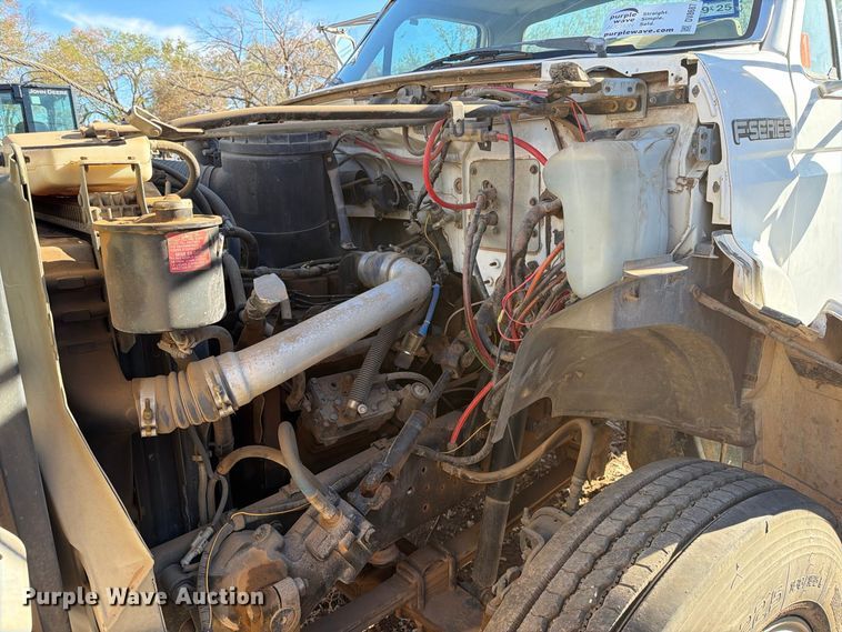 image for item DV8687 1998 Ford F800 truck cab and chassis