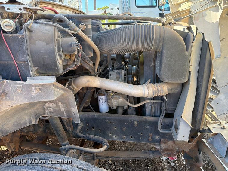 image for item DV8687 1998 Ford F800 truck cab and chassis