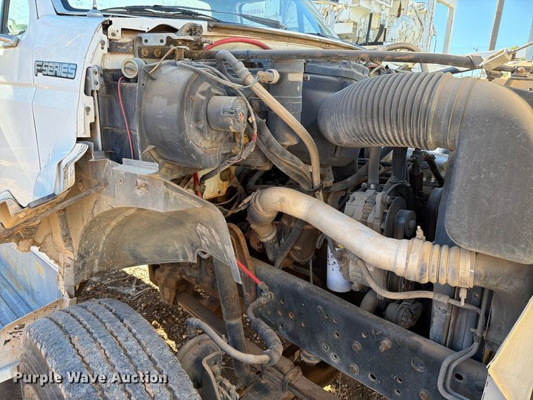 image for item DV8687 1998 Ford F800 truck cab and chassis