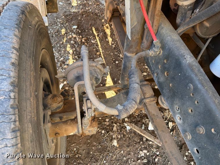image for item DV8687 1998 Ford F800 truck cab and chassis