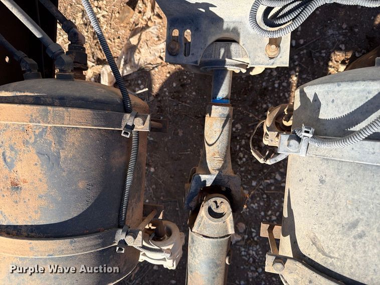 image for item DV8687 1998 Ford F800 truck cab and chassis