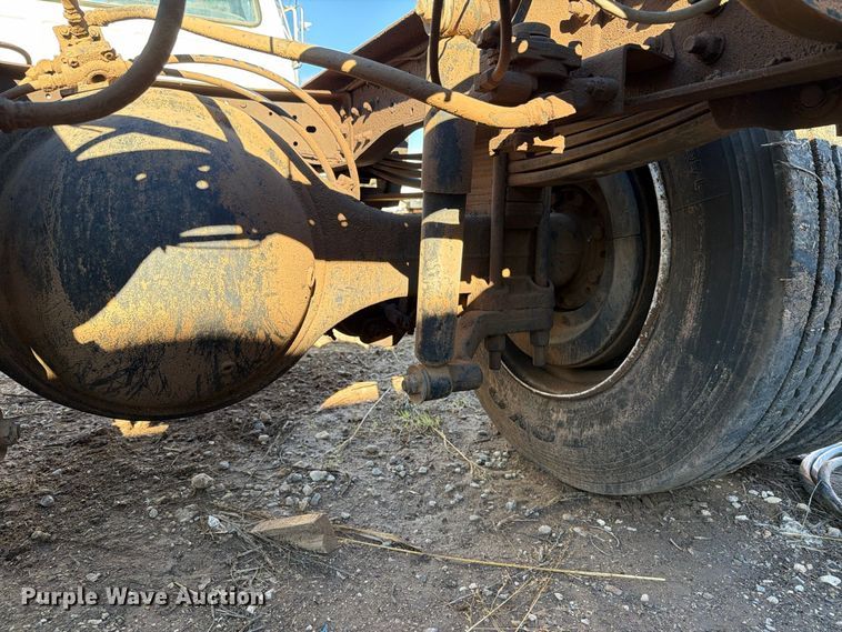 image for item DV8687 1998 Ford F800 truck cab and chassis
