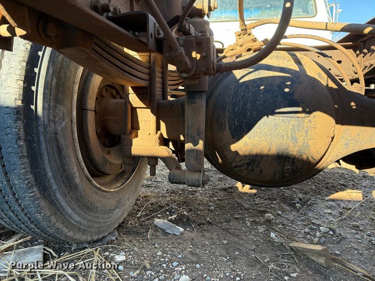 image for item DV8687 1998 Ford F800 truck cab and chassis