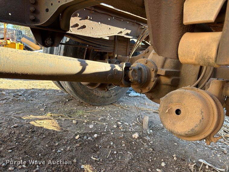 image for item DV8687 1998 Ford F800 truck cab and chassis