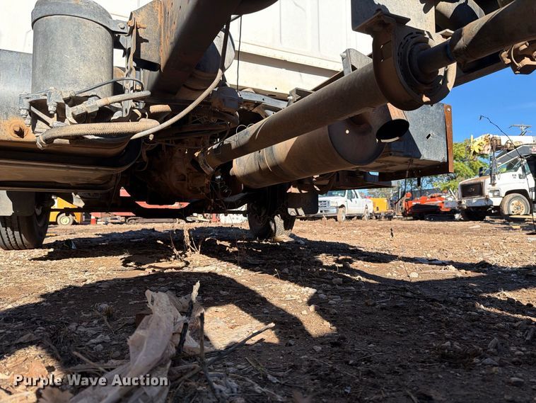 image for item DV8687 1998 Ford F800 truck cab and chassis