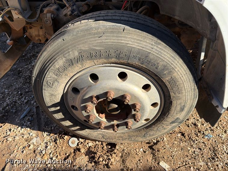 image for item DV8687 1998 Ford F800 truck cab and chassis