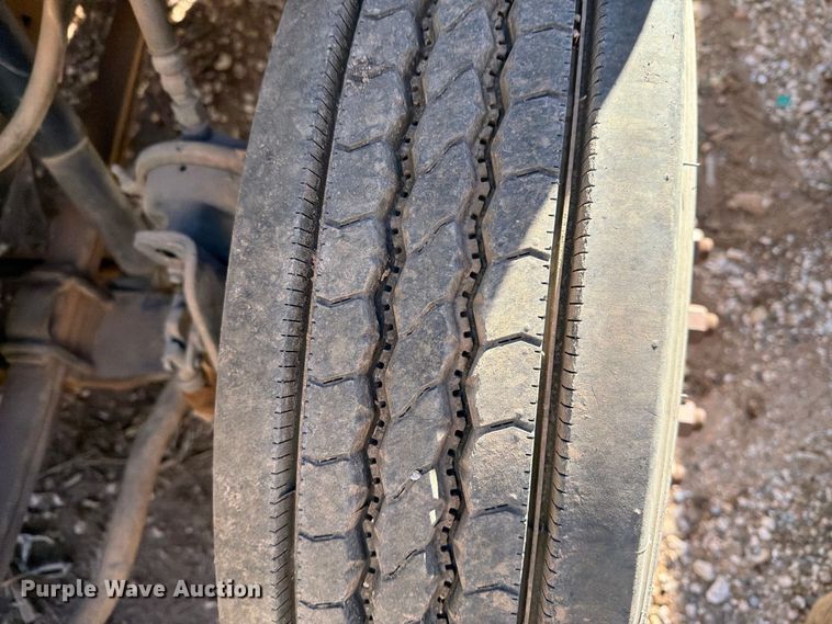 image for item DV8687 1998 Ford F800 truck cab and chassis