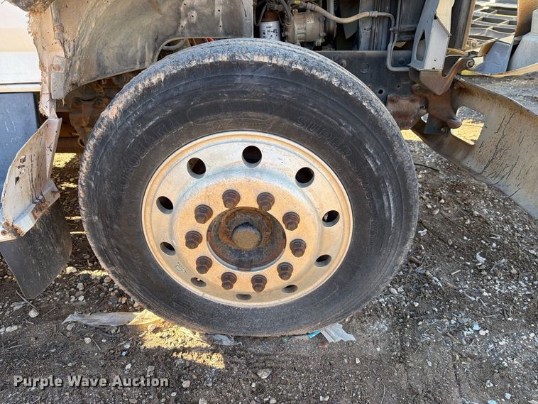 image for item DV8687 1998 Ford F800 truck cab and chassis