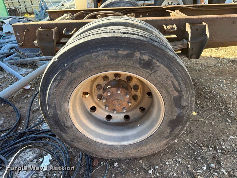 image for item DV8687 1998 Ford F800 truck cab and chassis