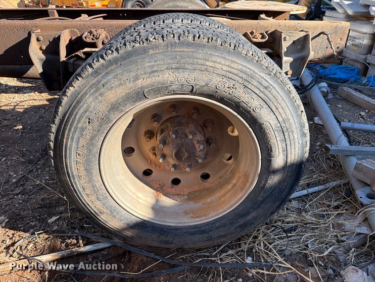 image for item DV8687 1998 Ford F800 truck cab and chassis