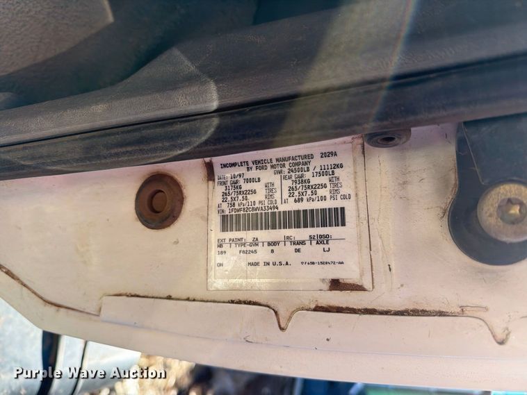 image for item DV8687 1998 Ford F800 truck cab and chassis