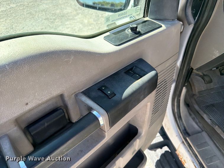 image for item DZ4939 2008 Ford F250 Super Duty XLT utility bed pickup truck