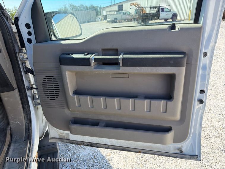 image for item DZ4939 2008 Ford F250 Super Duty XLT utility bed pickup truck