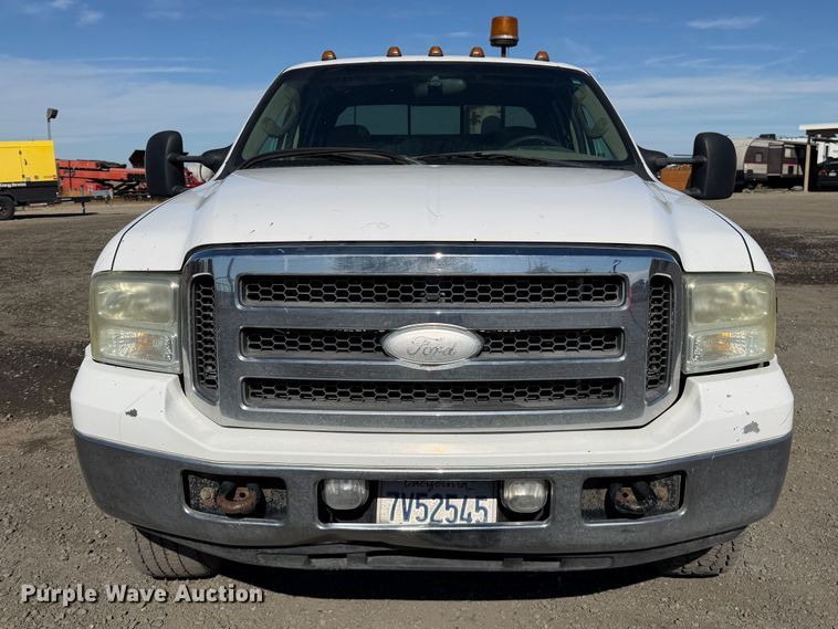 image for item EA0042 2005 Ford F350 Super Duty Crew Cab utility bed pickup truck