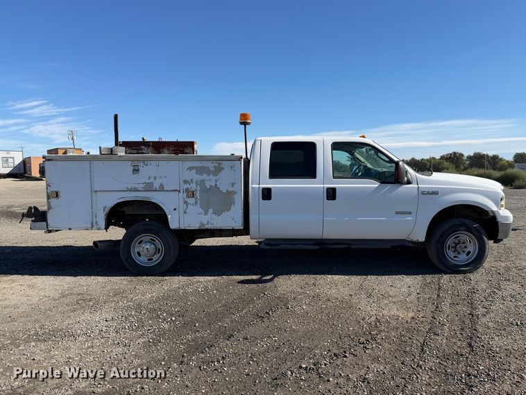 image for item EA0042 2005 Ford F350 Super Duty Crew Cab utility bed pickup truck