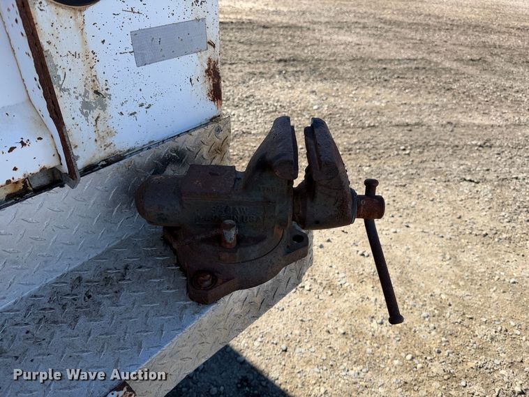 image for item EA0042 2005 Ford F350 Super Duty Crew Cab utility bed pickup truck